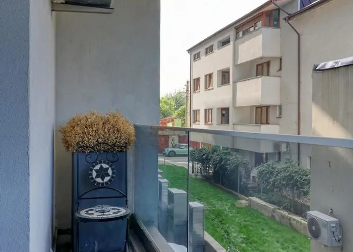 Апартаменти Designer Duplex Retreat *