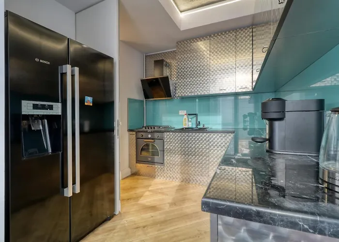 דירה Designer Duplex Retreat